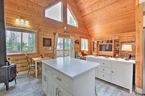 Blind Bear Lodge about 1 Mile to Kenai River Fishing! - image 11