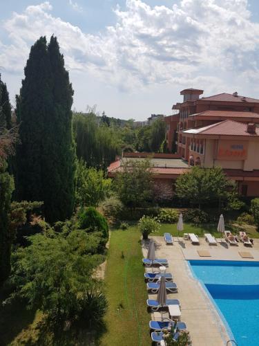Double or Twin Room with Garden View image 3
