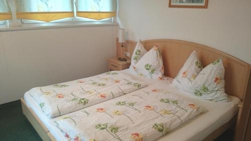 2 bedrooms, 3 beds
