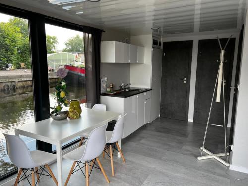 New houseboat 2 bedrooms in Zwartsluis