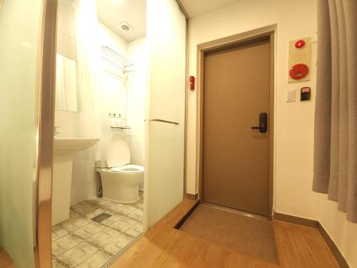 OYO Hostel Myeongdong 2, Сеул (фото 9)