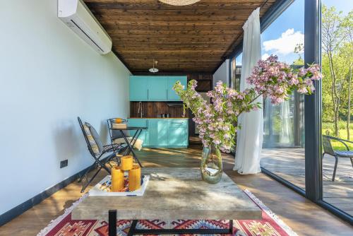 Køkken, Modern and specious riverside cabin with hot tub in Kernave