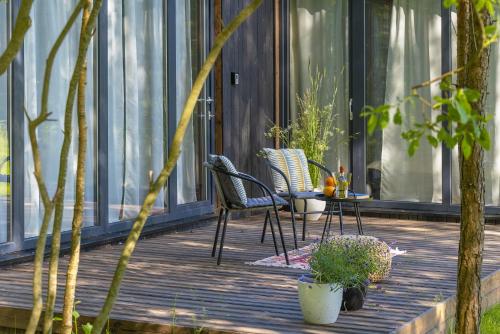 Altan/terrasse, Modern and specious riverside cabin with hot tub in Kernave