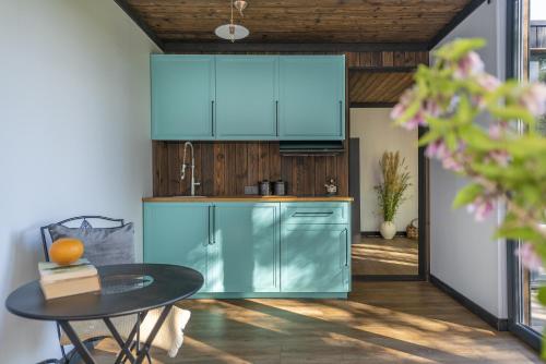 Køkken, Modern and specious riverside cabin with hot tub in Kernave
