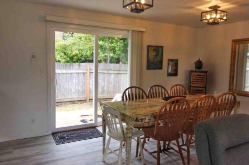 Cheerful 3 Bedroom on a Park 10 Miles from Eugene