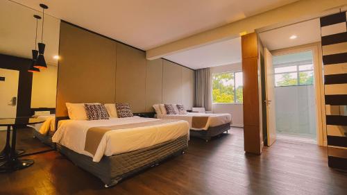 2 queen beds