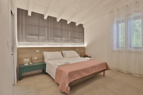 1 queen bed, 1 bunk bed