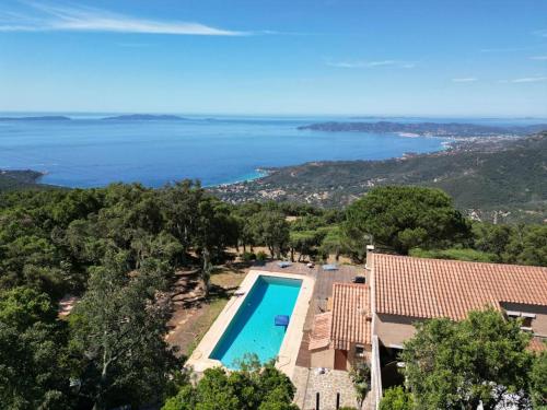 Villa / vue à couper le souffle entre terre et mer gîte à louer Bois de la Colle