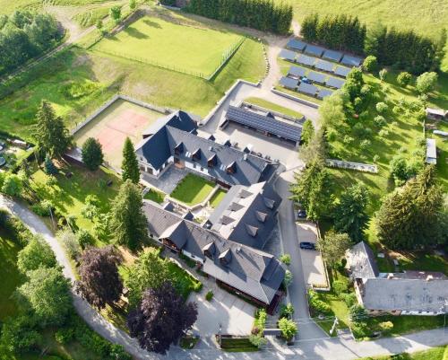 . Wellness Hotel Holzberg - krytý relaxační bazén, dětský bazén, whirlpool, sauna, restaurace, bowling, venkovní hřiště, herna, pingpong, billiard