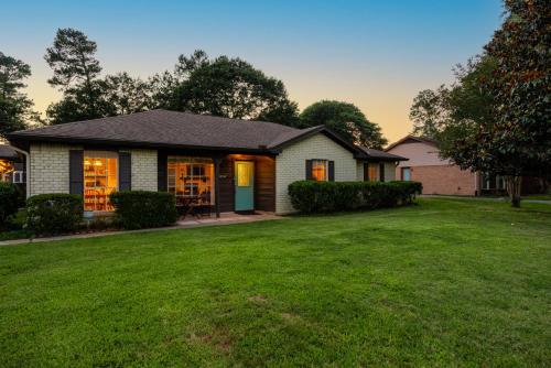 Cozy 3 Bedroom Magnolia Homestead or Texas-Sized Studio on Spacious Lot in a Quiet Neighborhood