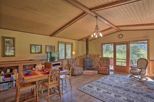Creekside Rapid City Cabin with Deck on 30 Acres! in 卡斯特
