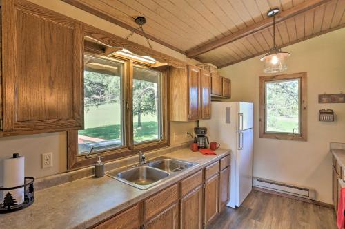 Creekside Rapid City Cabin with Deck on 30 Acres! in 卡斯特