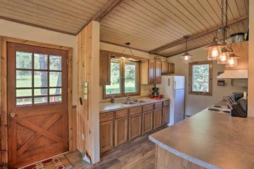 Creekside Rapid City Cabin with Deck on 30 Acres! in 卡斯特
