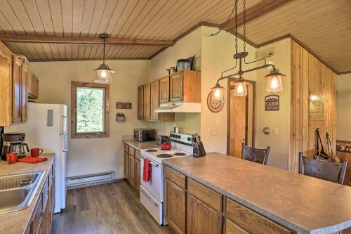 Creekside Rapid City Cabin with Deck on 30 Acres! in 卡斯特