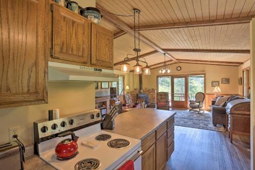Creekside Rapid City Cabin with Deck on 30 Acres! in 卡斯特