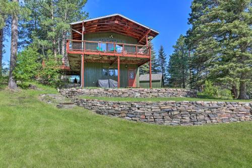 Creekside Rapid City Cabin with Deck on 30 Acres! in 卡斯特