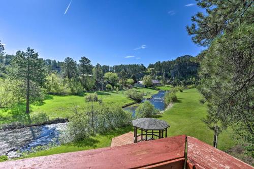 Creekside Rapid City Cabin with Deck on 30 Acres! in 卡斯特