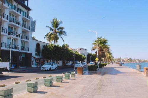 369332518 Seven Crown La Paz Malecon