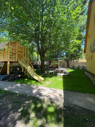 Spēļu laukums, Kincs Apartman és Jurtaszállás (Kincs Apartman es Jurtaszallas) in Dobogoko