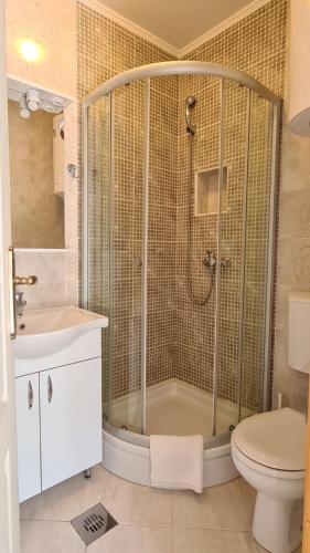 Double Room with Balcony and Sea View image 5