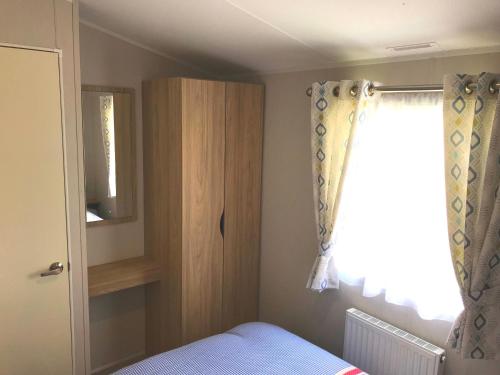 3 Bedroom Caravan BV8, Nodes Point, St Helens, Isle of Wight in ไอล์ ออฟ ไวท์