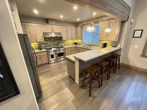 Saint Bernard - Luxurious Upscale Comfy Mountain Retreat Hot Tub Gas BBQ with Level 2 EV Connection detail