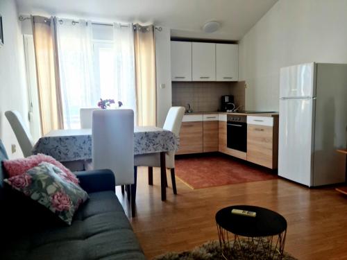Apartmani Junto in Ugļana