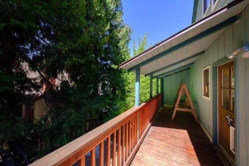 TheDragons Den Mega Cabin Sleeps 12 in Lake Arrowhead, USA