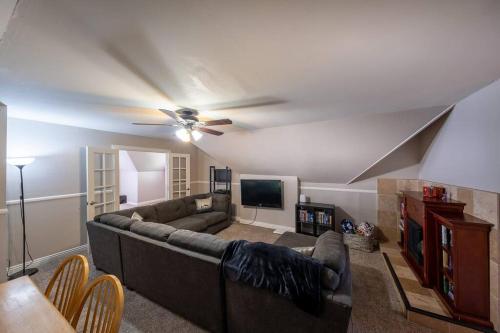 TheDragons Den Mega Cabin Sleeps 12 in Lake Arrowhead, USA