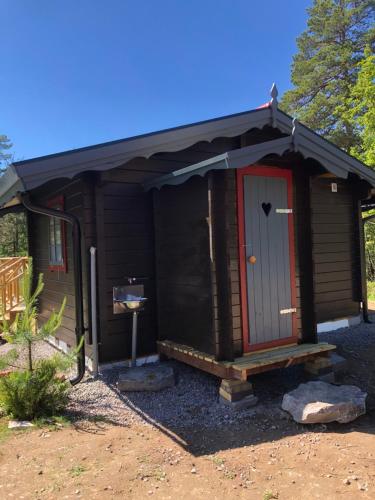 Timber cottages with jacuzzi and sauna near lake Vänern