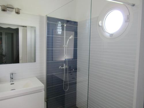 Bathroom, Maison bord de mer, belle vue, calme et confort in Berard