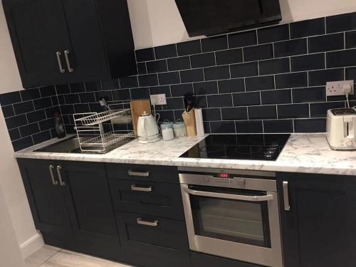 London Road Flats - Free WIFI, washing machine, smart TV, easy access to A50 London Road Flats - Free WIFI, washing machine, smart TV, easy access to A50