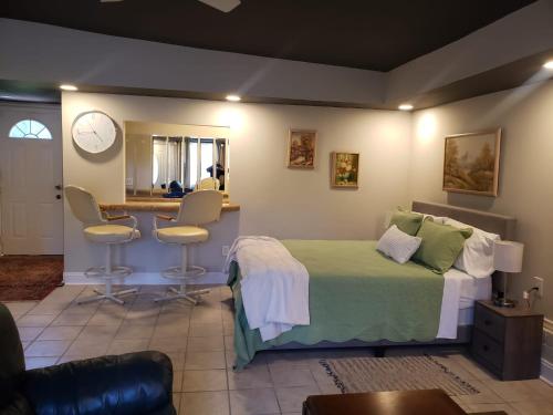 Bright & Spacious Studio Close to CLT Airport in Gastonia, USA