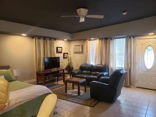 Bright & Spacious Studio Close to CLT Airport in Gastonia, USA
