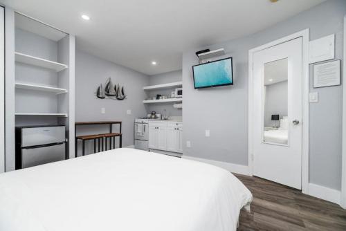 Shell on the Beach 103 - RENOVATED in Hollywood, USA