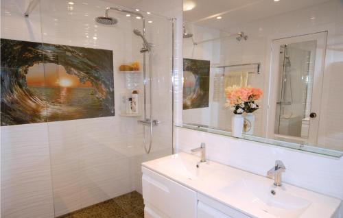 ห้องน้ำ, 3 Bedroom Amazing Home In Estepona in เบล-แอร์