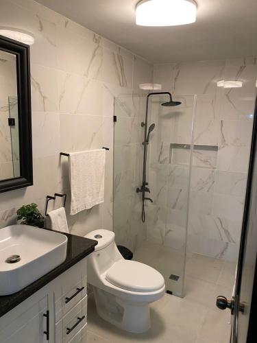 Bathroom, 3 bedrooms with AC and 2 bathrooms home in Residential area in Constanza