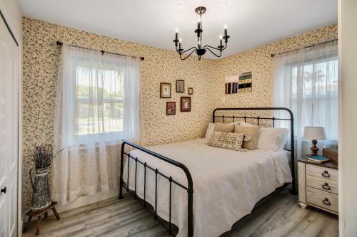 Private Heated Pool Oasis Pet-Friendly Retreat Short or long Stays Sleeps 2-8 Ppl detail