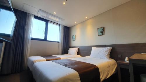 Twin Room with Mountain View