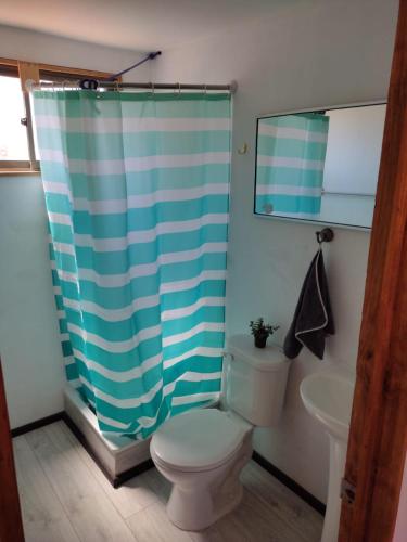 ฝักบัว, Cabañas VistaBosque de Algarrobo (Cabanas VistaBosque de Algarrobo) in อัลการ์โรโบ