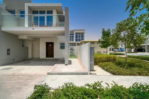 Cheerful 3BR Townhouse at DAMAC Hills 2, Dubailand by Deluxe Holiday Homes, Dubaj (fotografie 10)