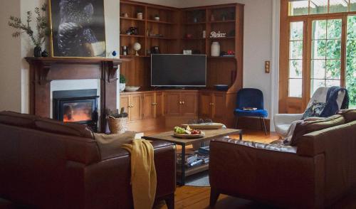 CLAYFIELD HOMESTEAD - rustic country accommodation in Prospect Vale