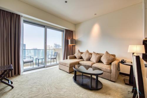 Lush 1 BR at The Address Residences Dubai Marina by Deluxe Holiday Homes, Dubai