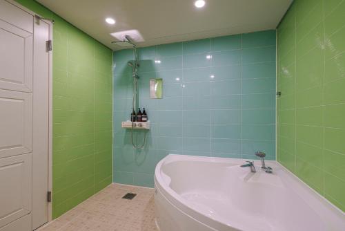 room detail thumbnail 2