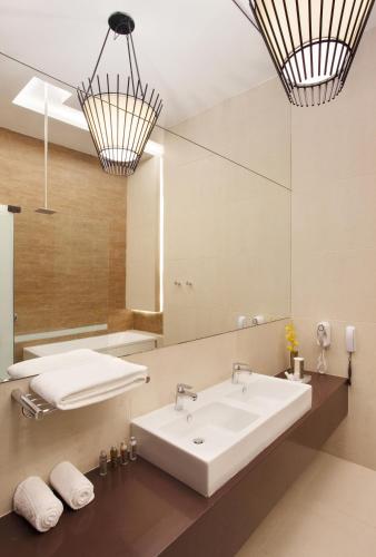 Premium Double Room with Bath image 1