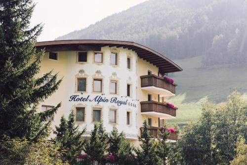 Wellness Refugium & Resort Hotel Alpin Royal - Small Luxury Hotels of the World - Accommodation - Cadipietra / Steinhaus