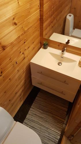 One-room cabin without shower in Μπράιν