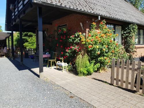 5 minute walk to Lego house - private studio apartment with Garden in Billund