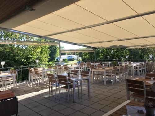 餐廳, Lug ins Land Restaurant & Ferienwohnungen in 班德柏玲根