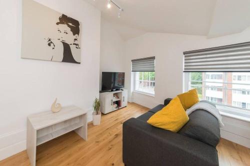 Spacious 1-BDR in central Reading w/ free parking - Tap to explore photos